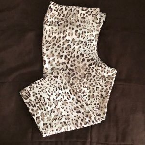 Chico’s leopard print capris size 1.5. (10)
